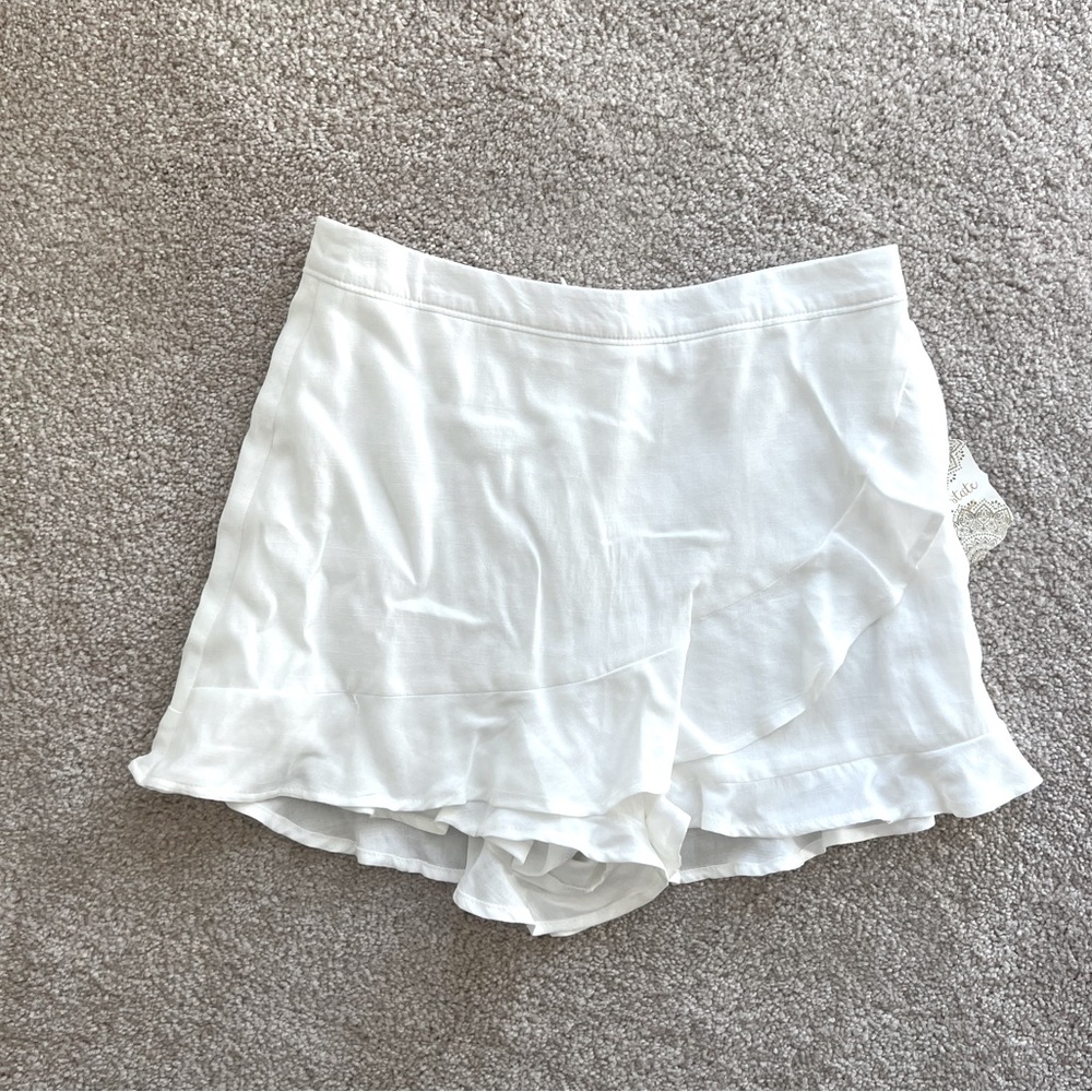 White summer/spring ruffle scort